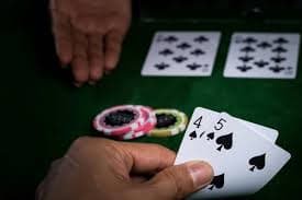 Layar perangkat mobile menunjukkan tampilan platform semarjitu77 yang mudah diakses dengan fitur sports dan casino